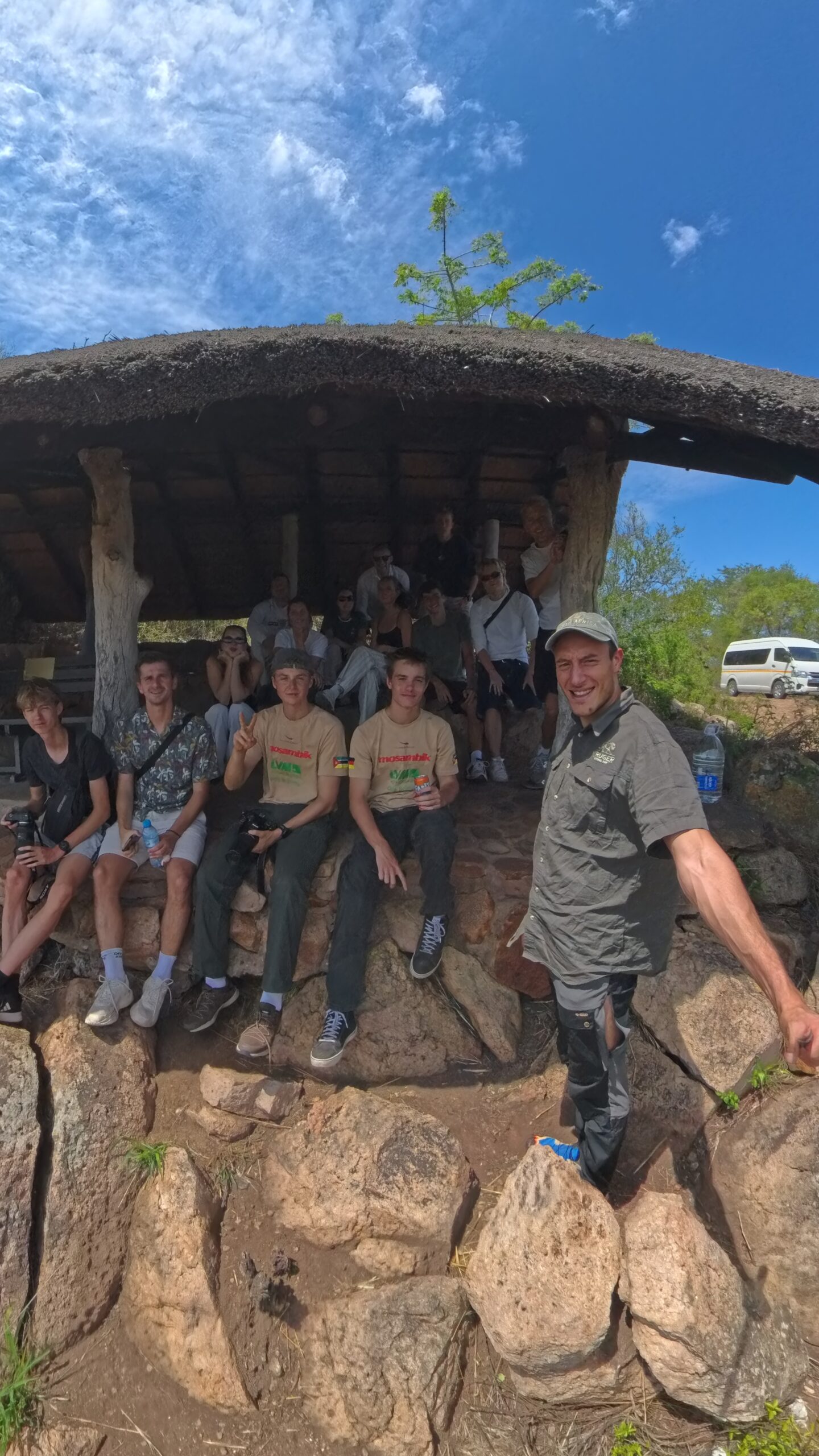 Der Tourguide mit Gruppe im KNP