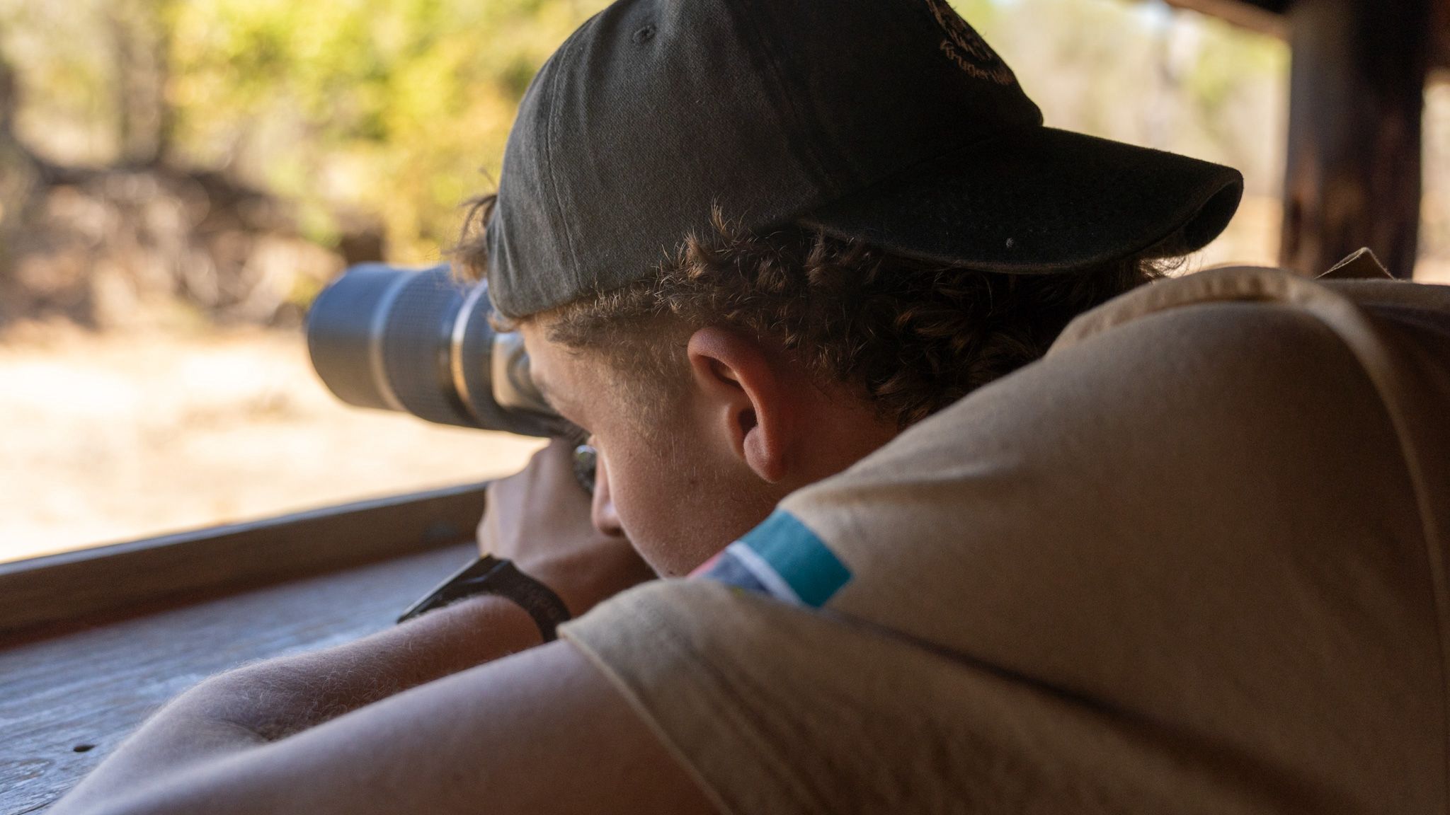 Kamera auf Safari – Fotograf auf Jeep