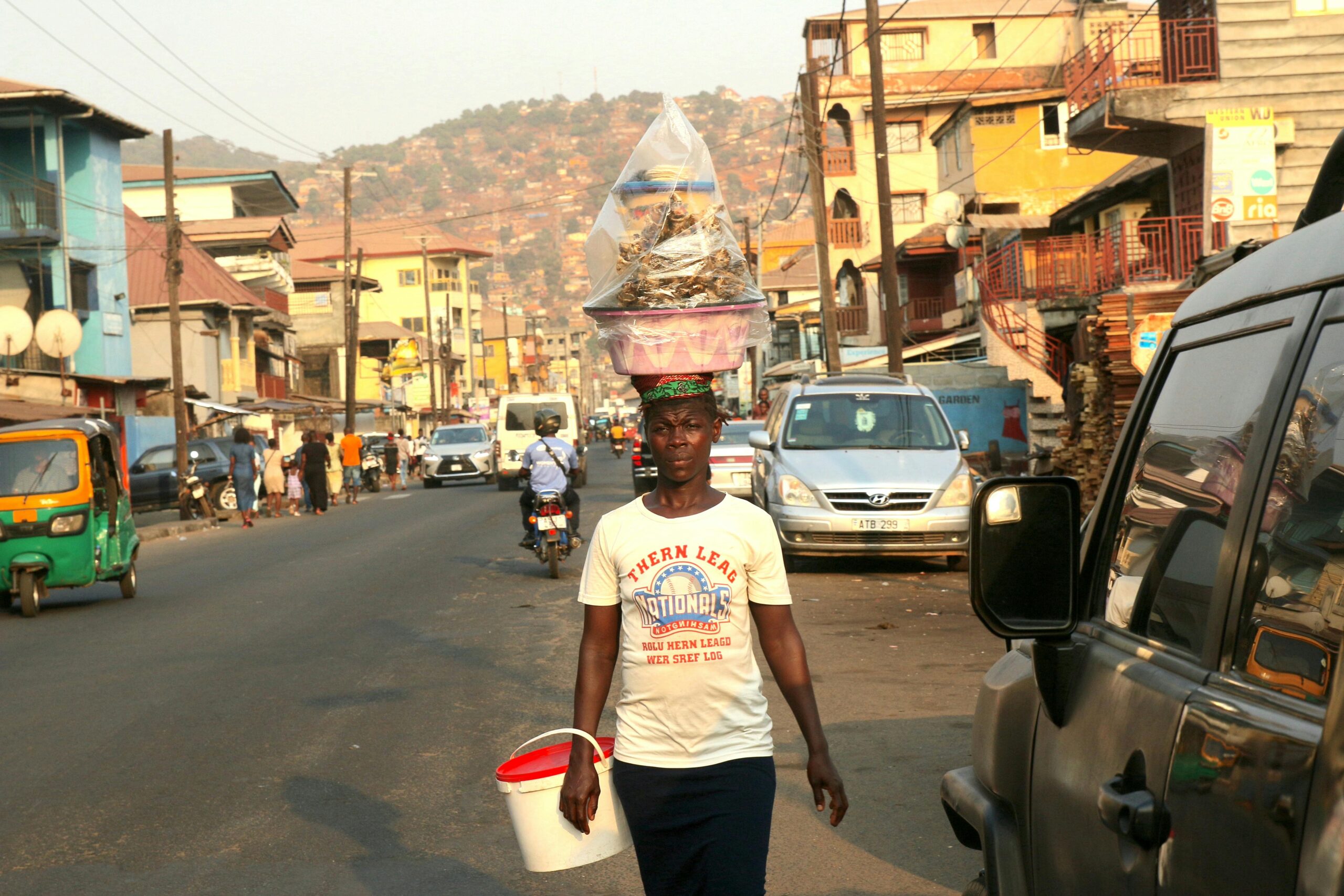 Backpacking in Westafrika – Jeep auf roter Piste